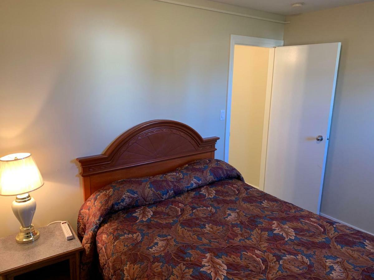 Red Deer Inn & Suites ภายนอก รูปภาพ