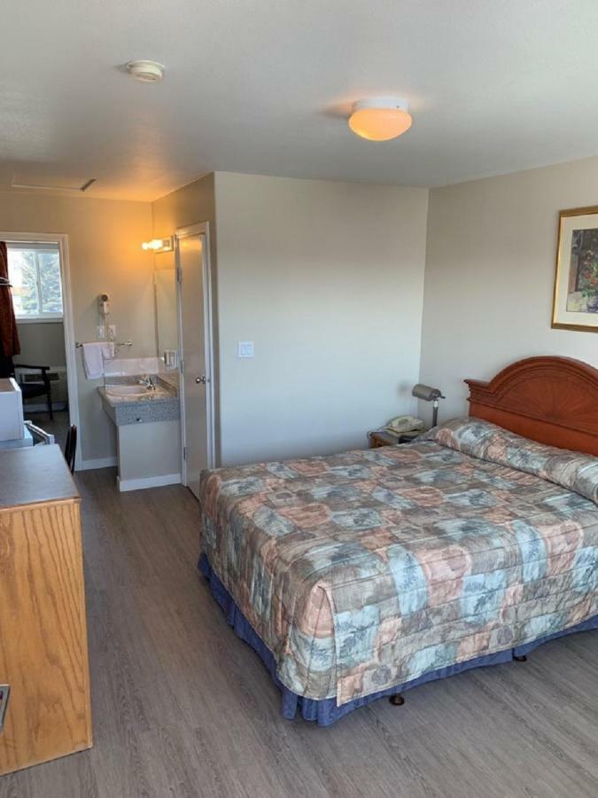 Red Deer Inn & Suites ภายนอก รูปภาพ